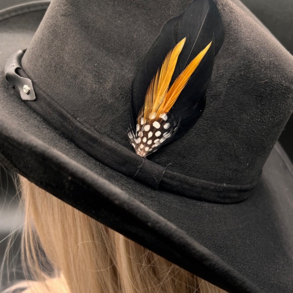 H02 Hat Halcon shape in Black suede with black/brown feather NWOT main image 8